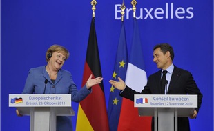 La Chancelière allemande Angela Merkel (à gauche) et le président français Nicolas Sarkozy lors de la conférence de presse du 23 ocobtre 2011