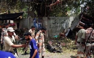 Un attentat suicide visant la police a fait au moins six blessés jeudi matin à Karachi, la mégalopole du sud du Pakistan, ont indiqué à l'AFP des responsables policiers.