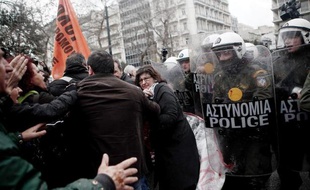 Des centaines de fonctionnaires menacés de licenciements dans le cadre de la restructuration du secteur public ont manifesté vendredi à Athènes sur fond de discussions entre les hauts représentants de la troïka des créanciers et les responsables grecs.