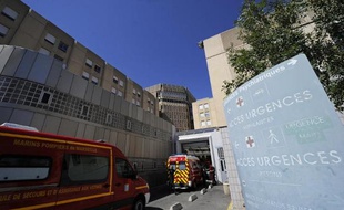 Un jeune homme de 21 ans s'est présenté vendredi à l'hôpital Nord de Marseille, expliquant avoir été blessé à la Kalachnikov, une version désormais remise en cause par les enquêteurs, a-t-on appris de sources concordantes.
