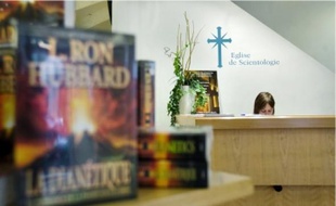 Au Celebrity Center de l'Eglise de scientologie du 17e arrondissement de Paris. Dansle hall, un appareil appelé électromètre localise des zones de souffrance spirituelle.