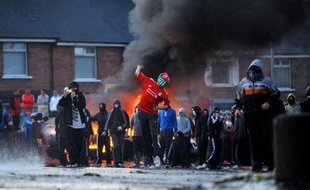 De jeunes nationalistes jettent des pierres et des cocktails molotov vers les forces de polices lors de heurts à Belfast (Irlande du Nord), après une marche de protestants dans un quartier catholique, le 12 juillet 2011.