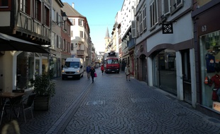 Dans la Grand'Rue, les véhicules de livraison sont particulièrement nombreux le matin à Strasbourg.