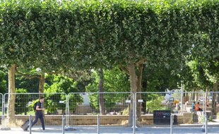 Le square Daviais, à Nantes, fermé par des barrières.