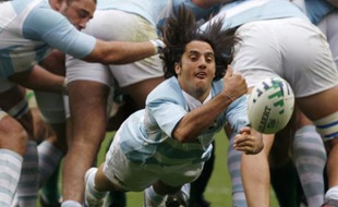 Argentina's Agustin Pichot passes the ball during their Group D Rugby World Cup match against Ireland at the Parc des Princes stadium in Paris September 30, 2007.