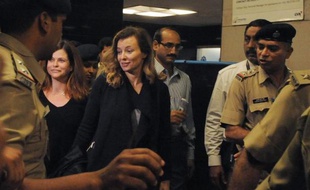 Valérie Trierweiler, l'ancienne compagne de François Hollande, a assuré dans un entretien à Paris Match publié jeudi ne pas traverser "une période de crise" mais a confessé avoir eu l'impression de "tomber d'un gratte-ciel" à la révélation d'une liaison du chef de l'Etat avec Julie Gayet.