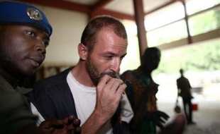 Le président de L'Arche de Zoé, Eric Breteau, qui s'est dit mardi "lâché" par les autorités françaises, a relancé, depuis la prison de N'Djamena où il est incarcéré, la polémique sur la tentative de transport du Tchad vers la France de 103 enfants par son association.