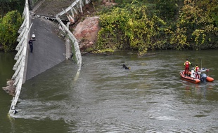 Des secouristes dans la rivière Tarn, après l'effondrement d'un pont à Mirepoix-sur-Tarn, le 18 novembre 2019.