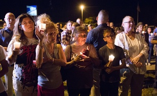 Après la fusillade dans l'église de Sutherland Springs, des citoyens se sont rassemblés pour rendre hommage aux victimes.