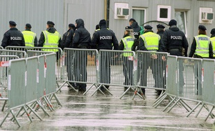 La police autrichienne dans un camp d'enregistrement des migrants à la frontière avec la Slovénie, le 19 février 2016.