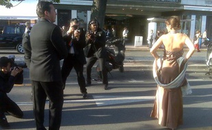 Des «filmeurs» photographient une anonyme en tenue de soirée, sur la Croisette, à Cannes, le 18 mai 2010.