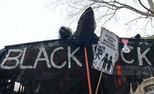 Un manifestant dénonce les actions de BlackRock.