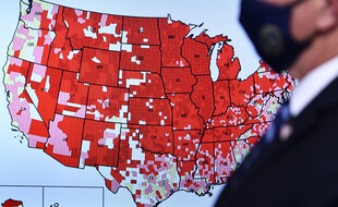 Le vice-président américain Mike Pence devant une carte de l'épidémie de Covid-19 aux Etats-Unis, lors d'un point presse sur le coronavirus à la Maison-Blanche, le 19 novembre 2020.