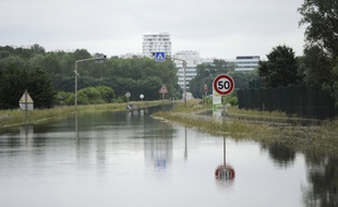 Une rue inondée à Tours le samedi 4 juin 2016.