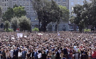Des milliers de personnes se sont rassemblées sur la place de Catalogne à Barcelone vendredi 18 août à midi pour rendre hommage aux victimes de l'attentat.