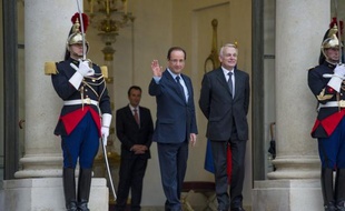 La cote de confiance de l'exécutif a baissé de 7 points depuis fin mai, 51% des Français faisant confiance à François Hollande contre 58% il y a un mois, et 49% à Jean-Marc Ayrault au lieu de 56%, selon l'observatoire CSA/Les Echos rendu public jeudi.