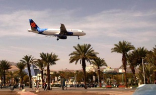 L'aéroport israélien d'Eilat, sur la mer Rouge, a rouvert jeudi soir après une brève interruption pour raisons de sécurité, a indiqué l'armée.