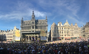La foule s'est pressée jeudi soir sur la Grand Place de Bruxelles pour acclamer les coureurs du Tour de France