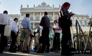 Le 2 juillet 2015, des journalistes sont réunis devant l'hôtel Coburg, à Vienne (Autriche), où se tiennent les négociations sur le nucléaire iranien.