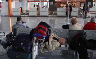 Des passagers à l'aéroport Chopin de Varsovie, le 16 avril 2010.