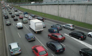 La circulation automobile sur le périphérique à proximité de la porte de Bagnolet, à Paris