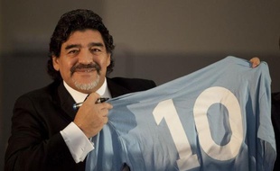 Diego Maradona est d'accord pour discuter avec... Montpellier, qui s'apprête à perdre cet été son entraîneur René Girard, a indiqué à l'AFP le directeur de l'agence qui détient les droits d'image de l'ex-légende argentine en France.