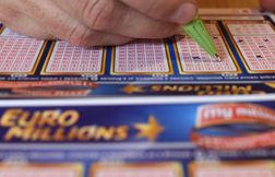 Un père célibataire survit au cancer et annonce à son fils qu’il a gagné au Loto