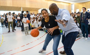 Teddy Riner face à la basketteuse Emilie Ndongue, lors d'une présentation du projet Paris 2024 dans un collège de Seine-Saint-denis, le 3 février 2017.