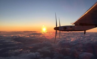Photo prise le 29 juin 2015 par le projet Solar Impulse montrant le lever du soleil peu après le décollage de l'avion solaire de l'aéroport de Nagoya au Japon