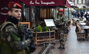 Paris, le 16 février 2017. Un soldat de l'opération Sentinelle patrouille à proximité de la station Châtelet-les-Halles.