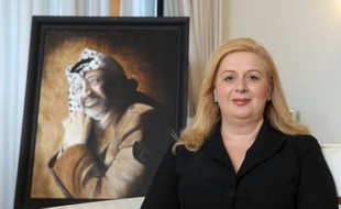 La veuve de Yasser Arafat a déposé, mardi en France, une plainte contre X pour assassinat, après la découverte de polonium sur des effets personnels de l'ex-dirigeant palestinien qui avait relancé la thèse d'un empoisonnement, selon un communiqué de son avocat.