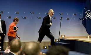 Jens Stoltenberg, le secrétaire général de l'Otan, s'apprête à prendre la parole au siège de l'organisation à Bruxelles.