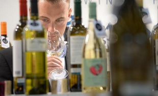 Un homme goûte du vin lors de la foire au vins Vinexpo à Bordeaux, le 15 juin 2015
