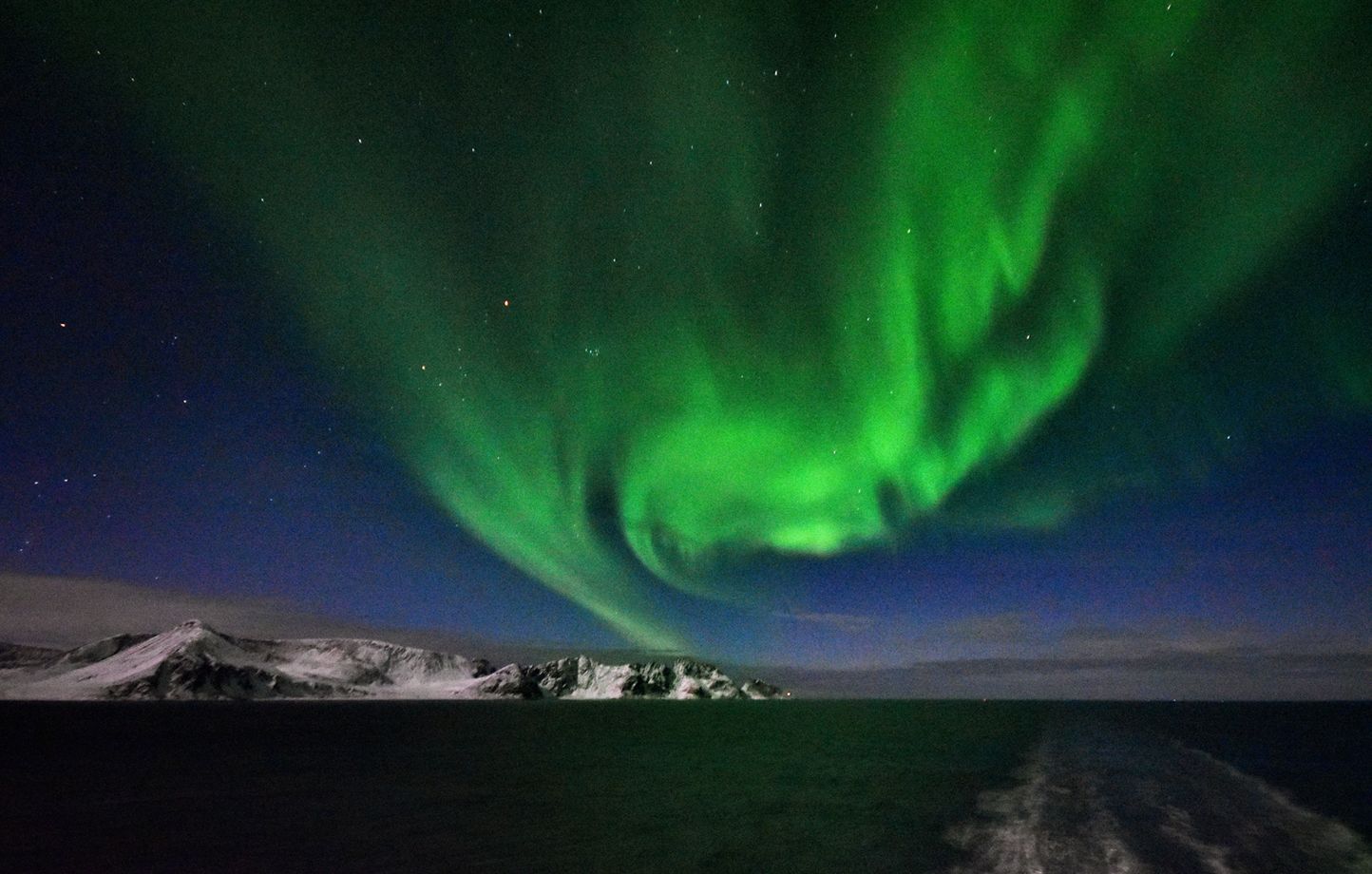 I Norge kan nordlyset også observeres fra dekket på en båt