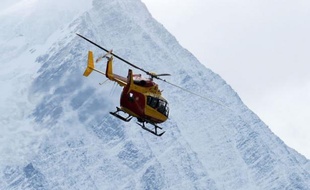 L'alpiniste a été évacué en hélicoptère par le Peloton de gendarmerie de haute-montagne (PGHM) de Chamonix.