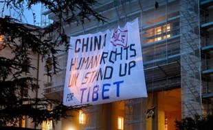 Des militants pro-Tibet ont déployé mardi une banderole sur le siège de l'ONU à Genève pour dénoncer les violations des droits de l'Homme commises par la Chine au Tibet, au moment où commençait l'examen du bilan des droits de l'Homme en Chine.
