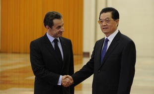 La décision de la zone euro de faire appel à des pays émergents comme la Chine pour l'aider à résoudre la crise de la dette suscite des critiques en Europe, où des responsables politiques s'interrogent sur les contrepartie à attendre de la part de Pékin.
