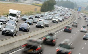 La mortalité routière a nettement baissé en 2012 avec environ 300 vies sauvées, un bon "millésime" salué par les associations qui demandent que la lutte contre la vitesse et l'alcool restent des priorités pour atteindre l'objectif gouvernemental de moins de 2.000 tués d'ici 2020.