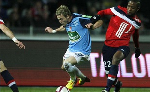 Nolan Roux (à gauche), à la lutte avec le Lillois Aurélien Chedjou, à Villeneuve d'Ascq, le 26 novembre 2011, lors du match aller entre Lille et Brest, en Ligue 1.