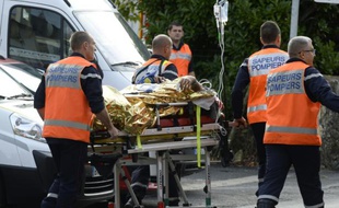 Des blessés de la collision qui a eu lieu sur une départementale près de Libourne sont évacués par des secouristes le 23 octobre 2015