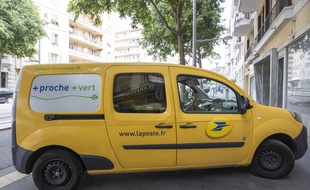 Un véhicule électrique de La Poste en mai 2020, à Nice. (illustration)