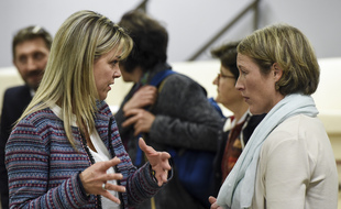 Marie Thibaud, présidente du collectif Stop aux cancers de nos enfants, en discussion avec Lisa King, responsable régionale de Santé publique France, le 25 novembre 2019 à Sainte-Pazanne.