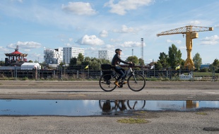 Un cycliste sur l'île de Nantes (illustration)