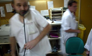 Des infirmiers à l'accueil du service des urgences de l'hôpital Edouard Herriot de Lyon, le 14 mars 2003