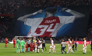 Un tifo géant en l'honneur de Nouri fut déployé à l'ArenA d'Amsterdam lors d'un match de C1 face à Nice, un mois après le drame.