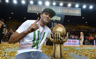 Strasbourg, le 14 juin 2016. - Tony Parker pose avec le trophée de champion de France de Pro A remporté par l'Asvel face à la SIG, trois victoires à deux après un dernier succès (77-80) en Alsace.