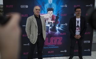 Garry Kasparov et Cédric Biscay sur la plage ADR de l'hôtel Majestic, pendant le 72e Festival de Cannes
