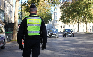 Illustration d'un policier, ici en novembre 2020 lors d'un contrôle des attestations de déplacement imposées par le confinement, à Rennes.
