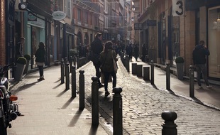 Dans la rue des Tourneurs, artère commerçante de la Ville rose, une semaine après la réouverture des commerces