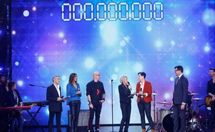 Nagui, Zazie, Pascal Obispo, Sophie Davant et la présidente d'AFM Téléthon Laurence Tiennot-Herment.